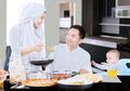 Puasa Lancar dan Bebas Dehidrasi, Hindari Santap Sahur Menu Ini Moms!