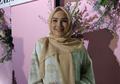 Tips Fashion Agar Busana Warna Pastel Terlihat Lebih Stylish ala Ria Miranda