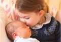Foto Menggemaskan Ketika Putri Charlotte Memberikan Ciuman Lembut Untuk Adiknya, Pangeran Louis