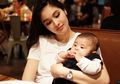 Raphael Anak Sandra Dewi Usia 4 Bulan Sudah Bisa Duduk, Ada yang Bikin Gagal Fokus!