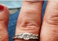 Dengan Berat Hati Wanita Ini Terpaksa Menjual Cincin Pertunangan, tapi Lihat yang Terjadi Kemudian