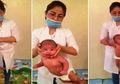 (Video) Mengerikan, Bayi Ini Diayun-ayun Terbalik Atas Nama Pijat Bayi