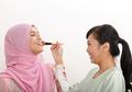 Begini Tips Mudah Agar Makeup Tahan Lama Meski Puasa Seharian
