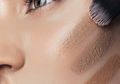 Duh, Hasil Makeup Seperti Topeng? Ini Tips Memilih Foundation