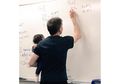 ‘Dosen Goal’! Profesor Ini Gendong Bayi Mahasiswinya Saat Dia Mengajar di Dalam Kelas