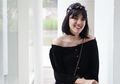 Ify Alyssa Tampil Feminin Kenakan Button Skirt, Contek dengan Pilihan Busana Terjangkau yuk!