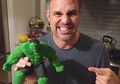 10 Pemain "Avengers: Infinity War" Berfoto dengan Action Figure Karakter Mereka. Mirip Nggak?