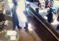 Menjijikkan, Wanita Ini Marah-marah dan BAB Sembarangan, Setelah Itu Melempari Karyawan dengan Kotorannya!