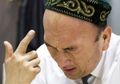 Sebagai Hukuman Tahanan Muslim China Dipaksa Makan Babi dan Minum Alkohol