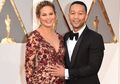 Selamat! Chrissy Teigen dan John Legend Dikarunai Anak Kedua, Fotonya Bikin Gemas!