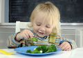 Anak Usia 1-3 Tahun Harus Makan Berapa Banyak? Ini Panduannya