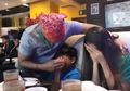 Kedua Anak Ini Tak Henti Menangis saat Bertemu Pelayan Restoran Ini, Alasannya Menyentuh Hati!