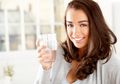 Gigi Putih Tanpa Noda Hanya dengan 5 Minuman Terbaik Ini, Moms!