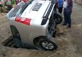 Mau Cari Parkir, Mobil Ini Malah Masuk ke Lubang! Apa Penyebabnya?