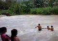 (Video) Sekadar untuk Sekolah, Siswa SD di Binjai Bertaruh Nyawa Seberangi Sungai Dengan Arus yang Deras