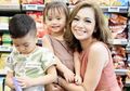 Sikap Maya Saptha Soal Hubungan Kakak Adik Anaknya, Moms Setuju?
