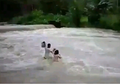 Demi Sekolah, Puluhan Siswa SD Ini Rela Menyeberangi Sungai yang Deras