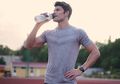 Suka Minum Sambil Berdiri? Awas! Inilah Akibat yang Ditimbulkan Jika Anda Terus Melakukannya
