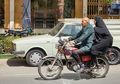 Jangan Gunakan Pakaian Terlalu Panjang Saat Naik Motor, Bisa Fatal Akibatnya!