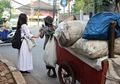 Viral, Aksi Cewek SMA Bantu Dorong Gerobak Wanita Tua di Jalanan