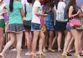 Demi Dapat Diskon, Para Wanita di China Beramai-ramai Pakai Rok Mini