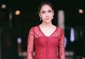Santai Minum Es Kelapa, BCL Lagi-Lagi Ditegur Warganet Karena Pakaiannya, ‘Apakah Pantas Wanita Seperti Itu?’