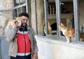 Di Tengah Perang Suriah, Pria Pecinta Kucing Ini Dirikan Klinik Hewan