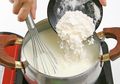 Untuk Puding, Lebih Baik Gunakan Susu Cair, Bubuk, Atau Kental Manis?