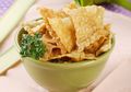 Cara Mudah Menaikkan Cita Rasa Keripik Bawang untuk Hantaran