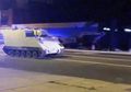(Video) Selama 2 Jam, Tentara Ini Curi Tank dan Main Kejar-kejaran di Jalanan dengan Polisi