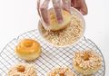 Agar Hasilnya Cantik, Begini Trik Memberikan Topping Untuk Donat