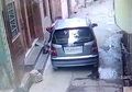 (Video) Aksi Seorang Ibu Membuang Bungkusan di Depan Rumah Orang Terekam Kamera CCTV, Isinya Ternyata Bayi Manusia