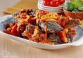 Enggak Main-Main! Segar Pedasnya Ikan Lele Goreng Acar Merah Ini Bikin Makan Susah Berhenti