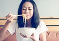 Biar Gak Berdosa Banget, Wajib Tiru Cara Sehat Masak Mi Instan Ini