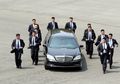 Walau Tampak Lucu, Tapi Pengawal Kim Jong Un yang Berlari di Samping Mobilnya Bukanlah Pengawal Biasa