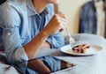 Bukan Cuma Kotor, Makan di Atas Kasur Juga Bisa Bikin Gemuk, Lo!
