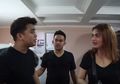 So Sweet Bak Film Korea, Billy Syahputra Terekam Kamera Ikatkan Tali Sepatu Hilda Vitria