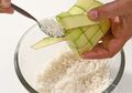 Seringkali Terlewat, Ini Trik Mengisi Beras Agar Ketupat Legit dan Nikmat