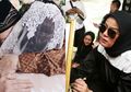 Tak Kuasa Bendung Air Mata, Cerita Haru Olla dan Cynthia Ramlan Kenang Ayah