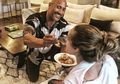 Bikin Meleleh! Dwayne "The Rock" Johnson Suapi Istrinya yang Sedang Menyusui