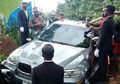 Demi Penuhi Janjinya, Seorang Anak Kuburkan Ayahnya Dengan Mobil BMW Terbaru