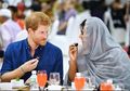 Bikin Adem, Pangeran Harry Ikut Berbuka Puasa Bersama Umat Muslim Saat Kunjungan di Singapura