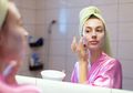 Cara Mudah Bikin Masker Mata dari Bahan Rumahan, Ampuh Hilangkan Mata Panda, loh!