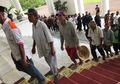 Hanya Pakai Celana Pendek dan Sandal Jepit Tapi Bisa Halal Bihalal Bareng Presiden, Keren!