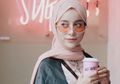 Tips Tampil Modis dengan Celana Full Motif ala Hijabers Aghnia Punjabi Biar Gayamu Nggak Berlebihan