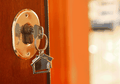 Yuk Kita Ketahui Tips Mengganti Pintu Kunci Rumah. Ternyata Mudah.