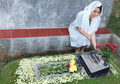 Penuh Haru, Ini Ungkapan Kangen Tyas Mirasih Saat Kunjungi Makam Sang Ayah dan Kakak