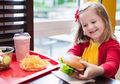 Anak Lebih Suka Makanan Cepat Saji? Begini Trik Mudah untuk Menguranginya