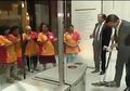 Patut Dicontoh! Kopinya Tumpah, Perdana Menteri Ini Ngepel Lantai Kotor Tersebut Sendiri