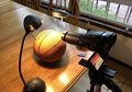 Cowok Ini Membuktikan Bumi Itu Bulat dengan Bola Basket dan Kamera SLR